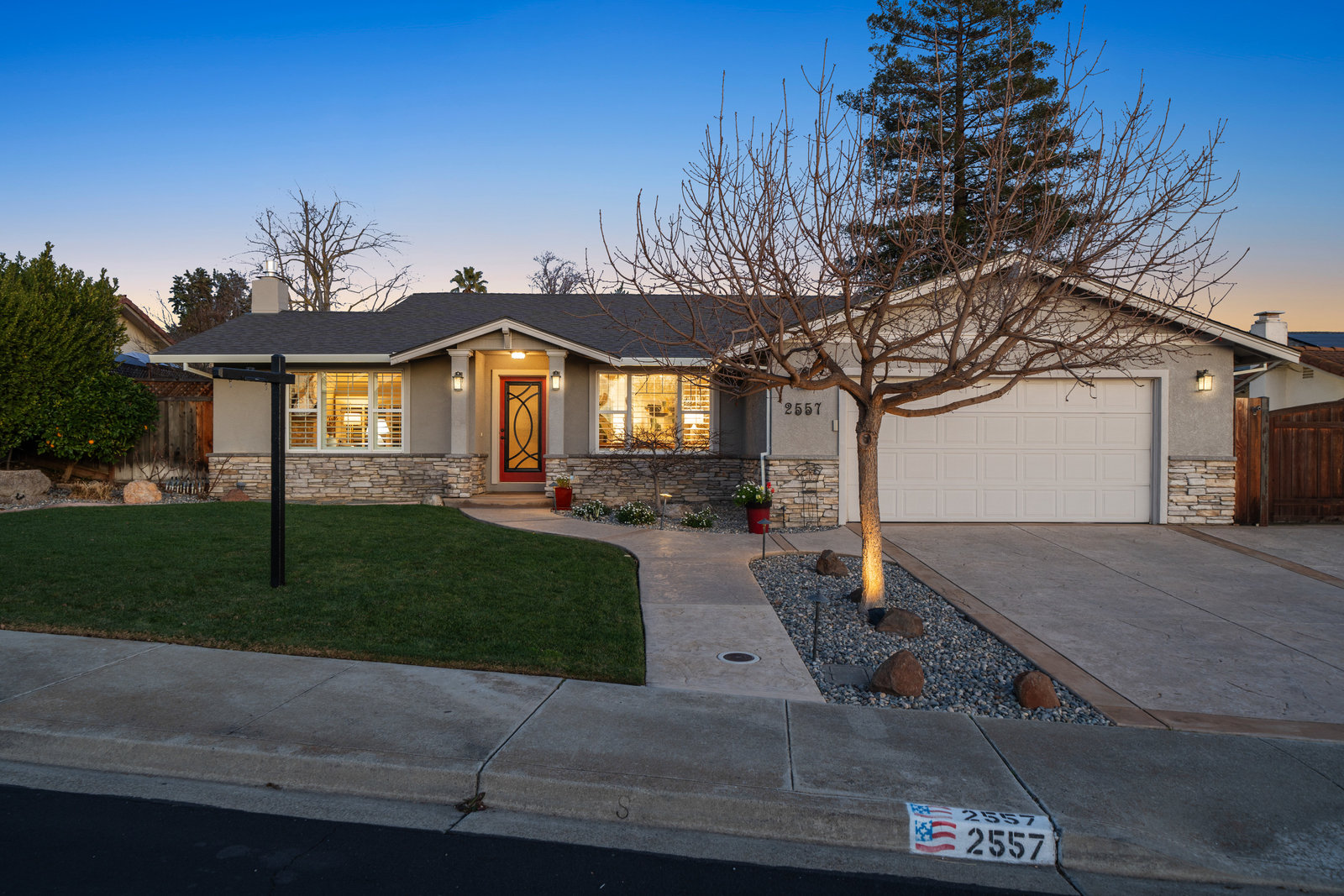 2557 2557 Harewood Dr
